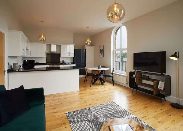 Flachbildfernseher, Kamin, Arbeitsbereiche