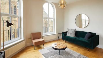 Télévision à écran plat, cheminée, espaces bureaux