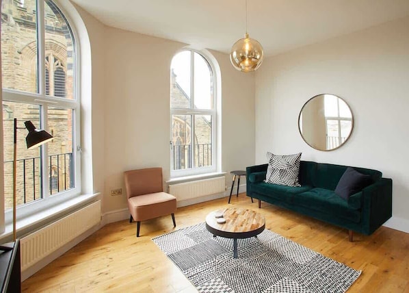 Flachbildfernseher, Kamin, Arbeitsbereiche