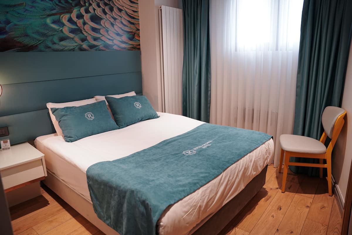 Kamar Double Ekonomi | Seprai antialergi, isi minibar gratis, brankas, dan tirai kedap cahaya