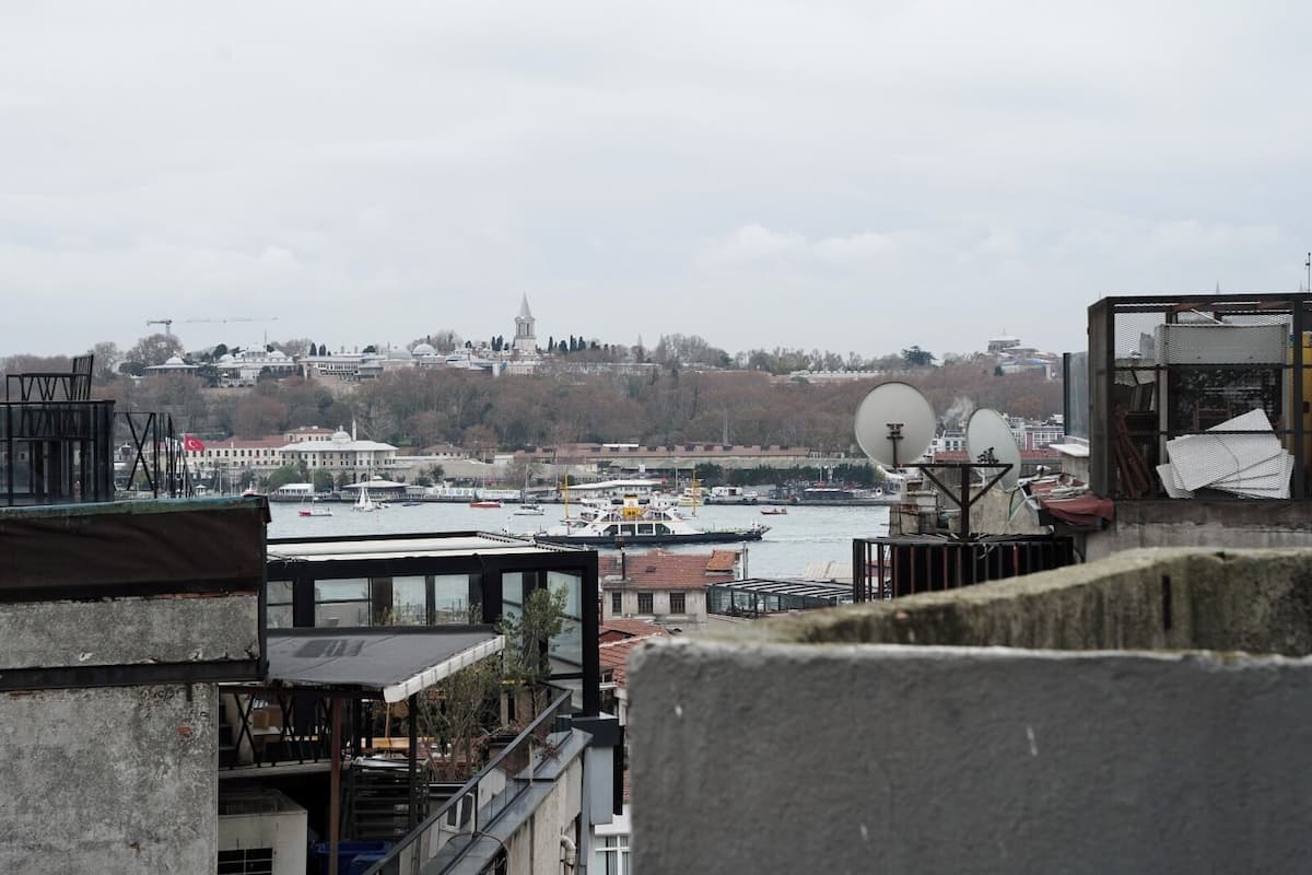 Kamar Eksklusif | Seprai antialergi, isi minibar gratis, dan brankas