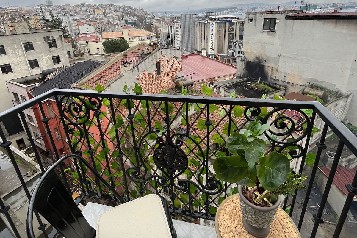 Hypo-allergenic bedding, free minibar items, in-room safe