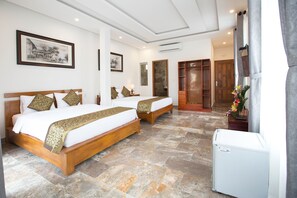 Habitación cuádruple familiar | Ropa de cama de alta calidad, minibar, escritorio y cortinas opacas