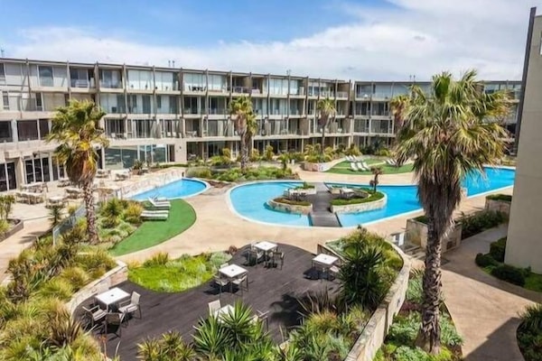 Quality Resort Outside Pool - Spa - Gardens - Relax and Enjoy. Opposite Beach