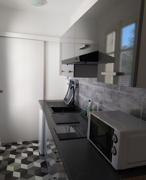 Réfrigérateur, micro-ondes, plaque de cuisson, cafetiÚre/bouilloire