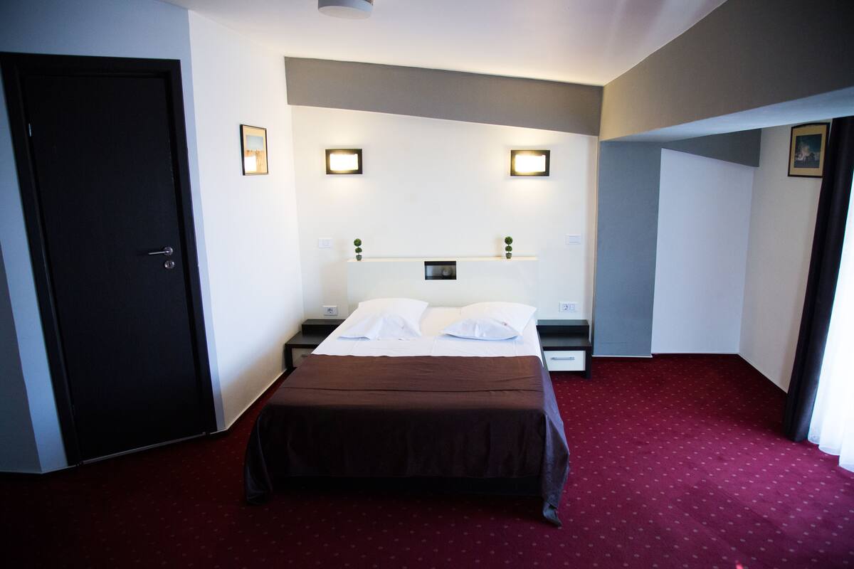 Kamar Double Basic | Minibar, brankas, meja kerja, dan tirai kedap cahaya