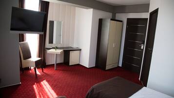 Minibar, caja de seguridad en la habitación y escritorio