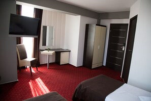 Minibar, in-room safe, desk, blackout drapes - GP Hotel (Barcanesti)