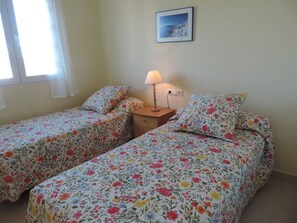 2 Schlafzimmer, Bügeleisen/Bügelbrett