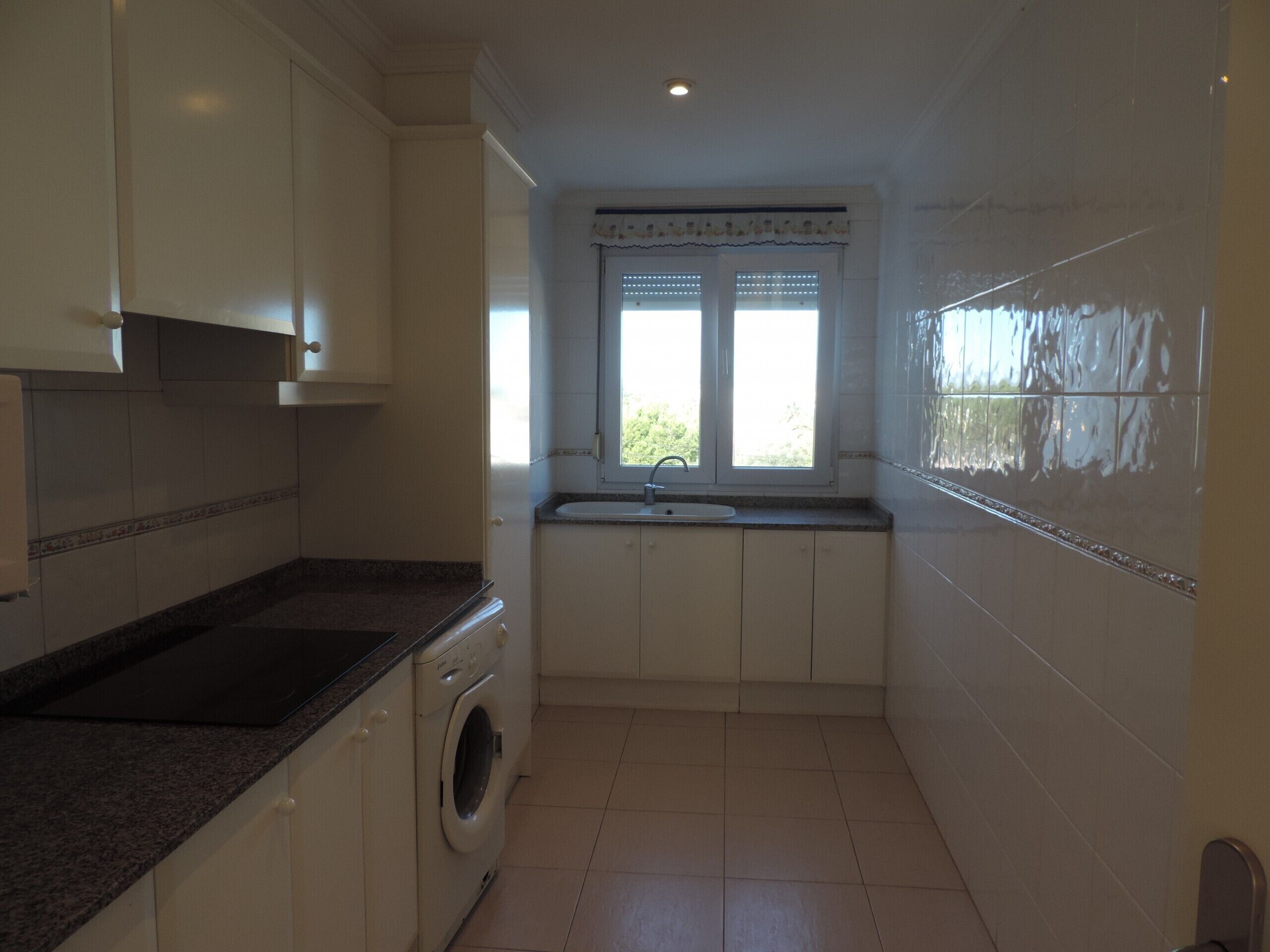 Een koelkast, een oven, een koffiezetapparaat/waterkoker