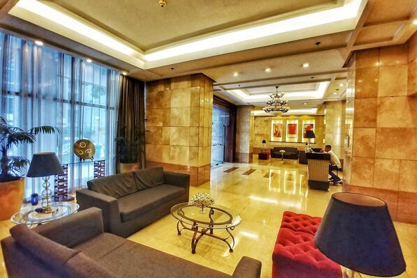 Coin salon dans le hall