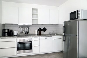 Réfrigérateur, micro-ondes, four, plaque de cuisson