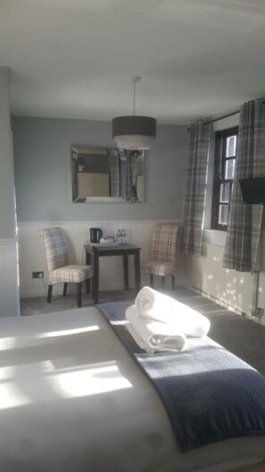 Con stile personalizzato, con arredamento individuale, una scrivania