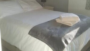 标准双人房 | 办公桌、特色装修、特色家居、床单