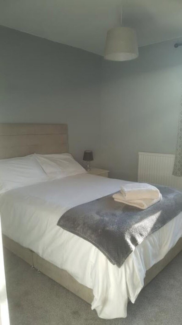Individually decorated, individually furnished, desk, bed sheets - The Buck Inn (Skipton)