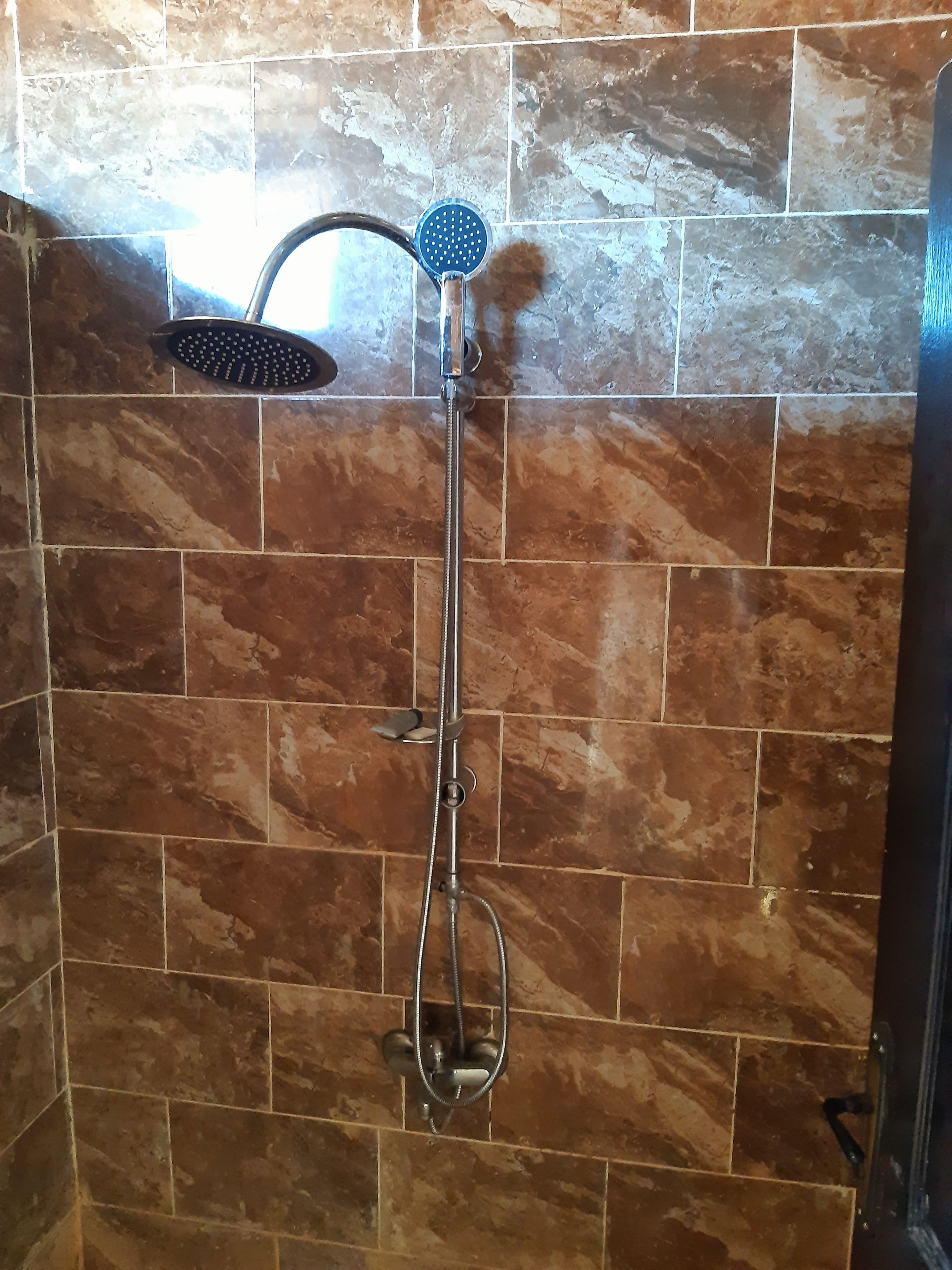 Ducha, cabezal de ducha tipo lluvia y toallas