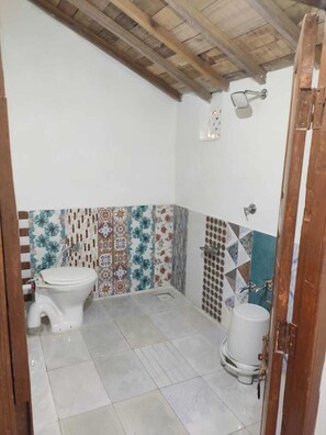 Tienda de campaña Deluxe | Baño | Regadera y toallas 