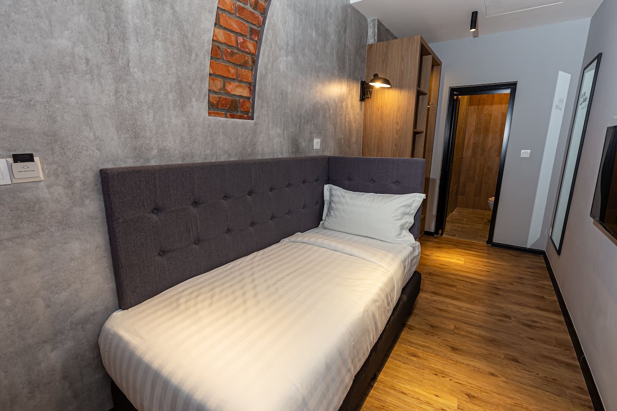 Kamar Single Standar | Minibar, brankas, meja kerja, dan ruang kerja ramah laptop
