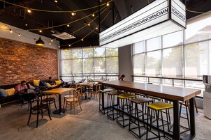 供应早餐、午餐和晚餐，地方菜