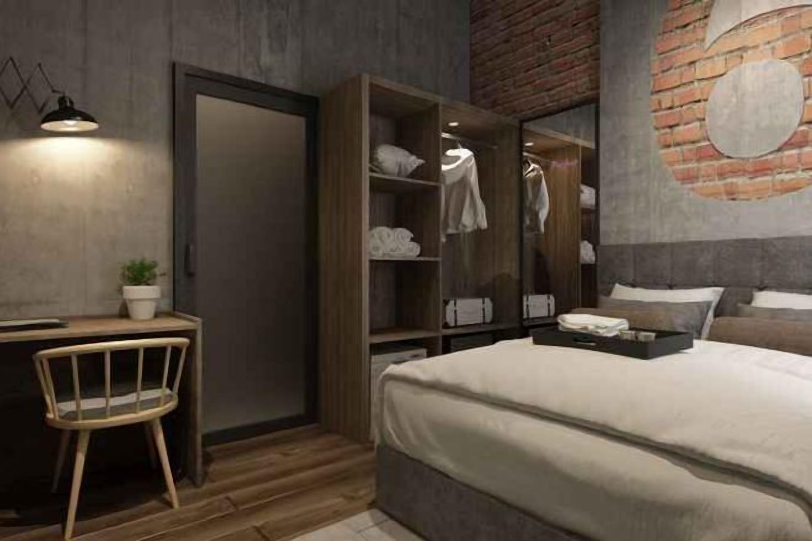 มินิบาร์, ตู้นิรภัยในห้องพัก, โต๊ะทำงาน, พื้นที่ทำงานแบบใช้แล็ปท็อป