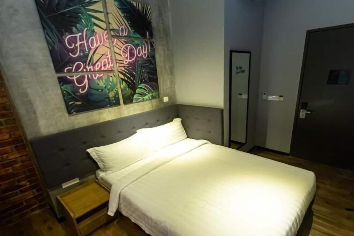Minibar, brankas, meja kerja, dan ruang kerja ramah laptop