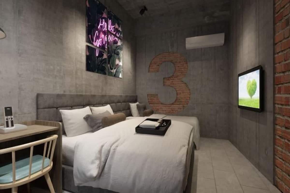 Minibar, brankas, meja kerja, dan ruang kerja ramah laptop