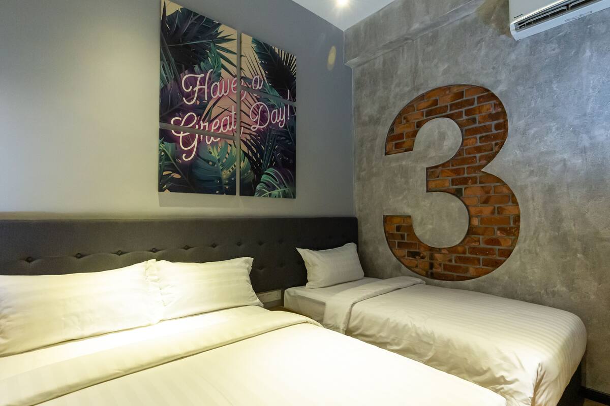 Quarto triplo standard | Frigobar, cofres nos quartos, escrivaninha