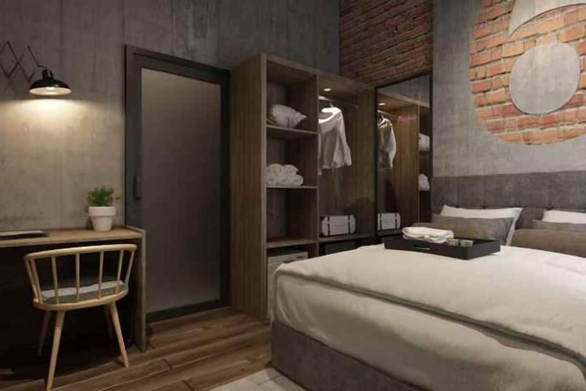 Minibar, coffres-forts dans les chambres, bureau