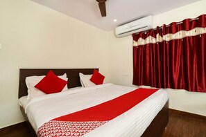 Room - OYO 39904 Swarna Palace (Kakinada)