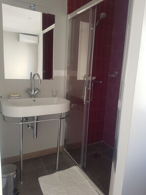 Bathtub, hair dryer, towels, soap - House with sea and beach views (L ametlla de mar)