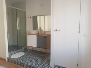 Badewanne, Haartrockner, Handtücher, Seife