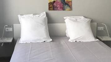 3 bedrooms, iron/ironing board, bed sheets