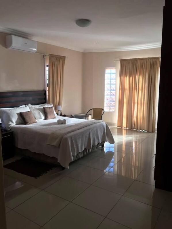 Escritorio, tabla de planchar con plancha, wifi gratis y ropa de cama