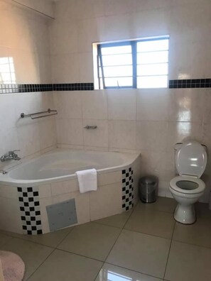 Quarto casal standard | Pia do banheiro