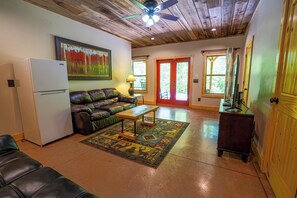 Smart-TV, peis, DVD-spiller og bordtennis