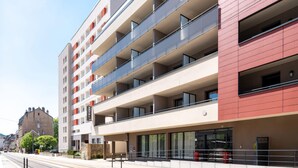 Un hotel de varios pisos con balcones, ventanas amplias y un diseño arquitectónico moderno.