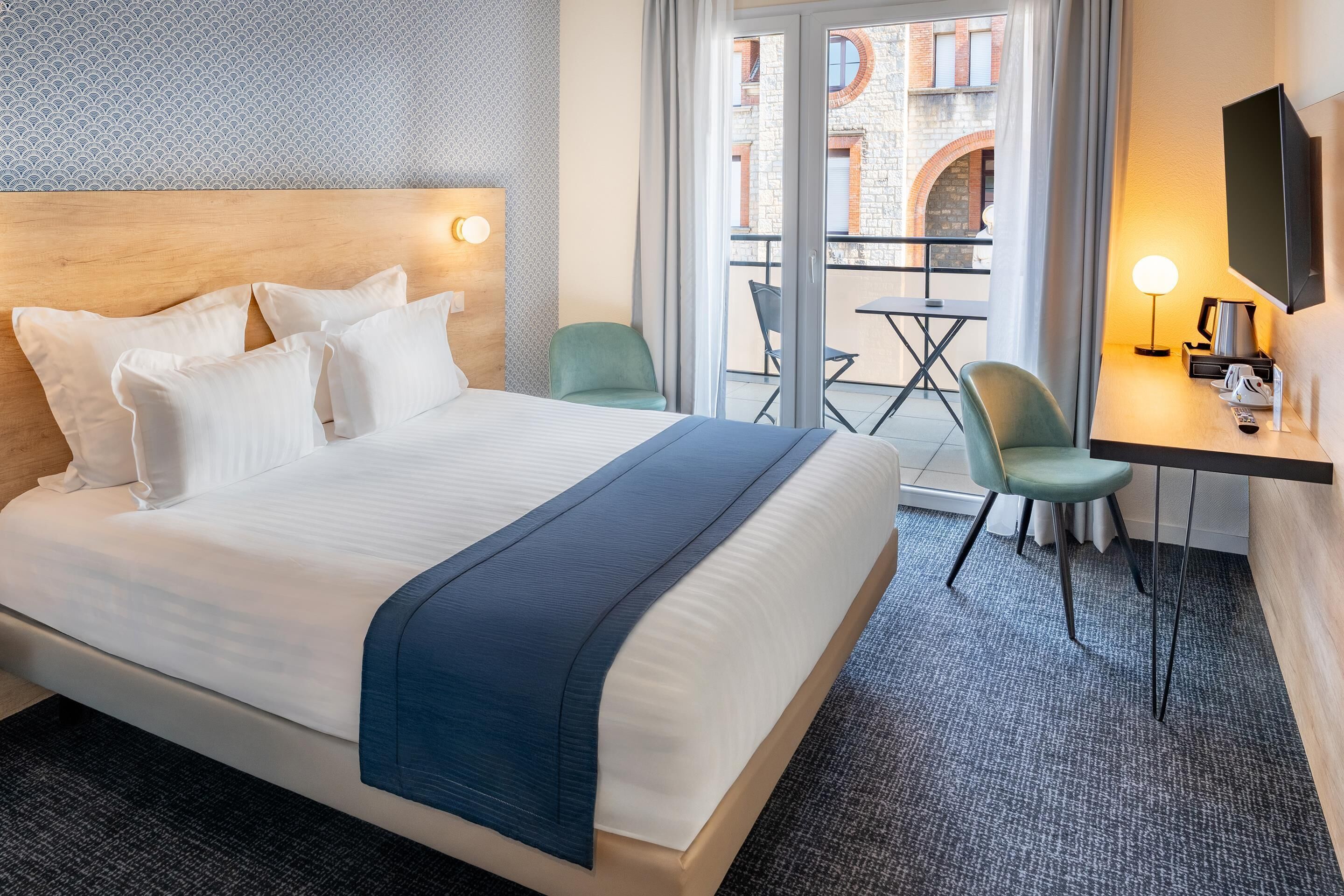 standard room, 1 queen bed, non smoking | individually decorated, individually furnished, desk, blackout curtains