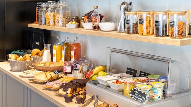 Un bufé de desayuno con una variedad de alimentos y salsas.