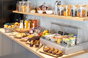 Colazione a buffet, servita tutte le mattine (11 EUR a persona)