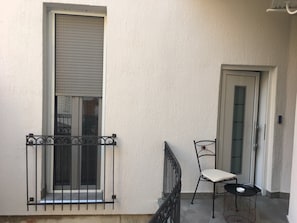 City Studio, 1 King Bed, Non Smoking, Courtyard View | Terrace/patio