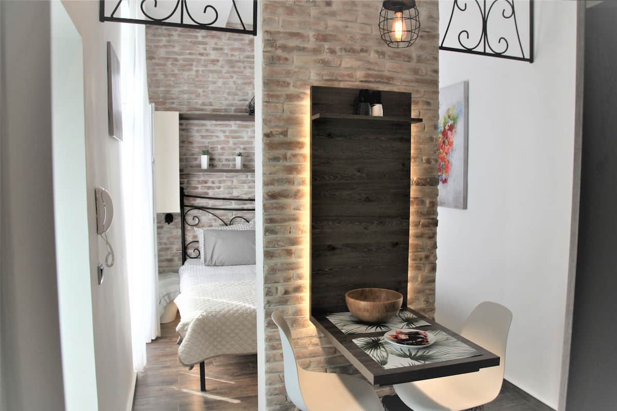 City studio, 1 kingsize bed, niet-roken, uitzicht op binnenplaats | Italiaanse Frette-lakens, luxe beddengoed, donzen dekbedden