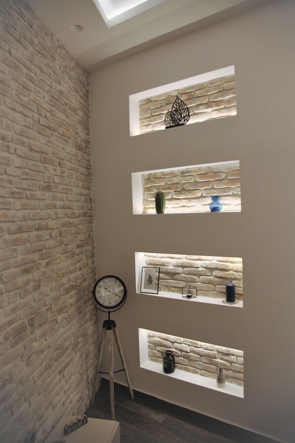 تلفزيون بشاشة مسطحة، كُتُب، أرضيات مدفأة