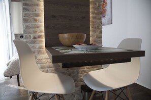 تناول الطعام داخل الغرفة