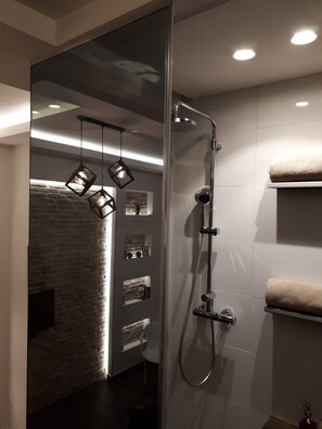 Shower, rainfall showerhead, free toiletries, hair dryer - Al Mattina Apartments Belgrade (Belgrade)