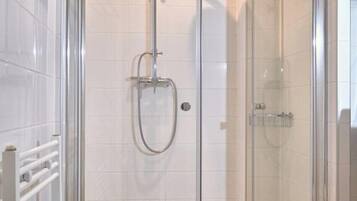 Asciugacapelli, asciugamani, sapone, carta igienica