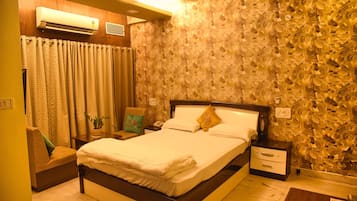Executive Double Room, 1 Queen Bed | Premium bedding, soundproofing, iron/ironing board, free WiFi
