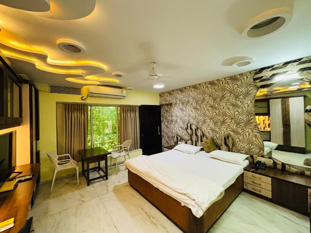Premium bedding, soundproofing, iron/ironing board (on request)