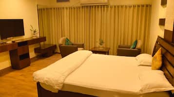 Premium bedding, soundproofing, iron/ironing board, free WiFi