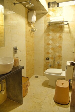 Chambre Double Exécutive, 1 grand lit | Salle de bain | Douche, articles de toilette gratuits, chaussons, serviettes fournies