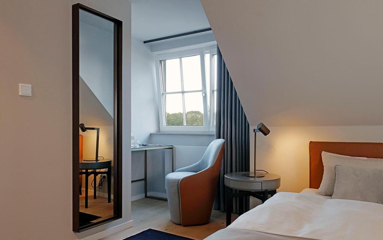 1 bedroom, individually decorated, individually furnished, desk